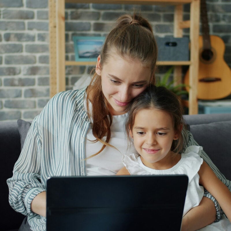 mamma e figlia che utilizzano il configuratore